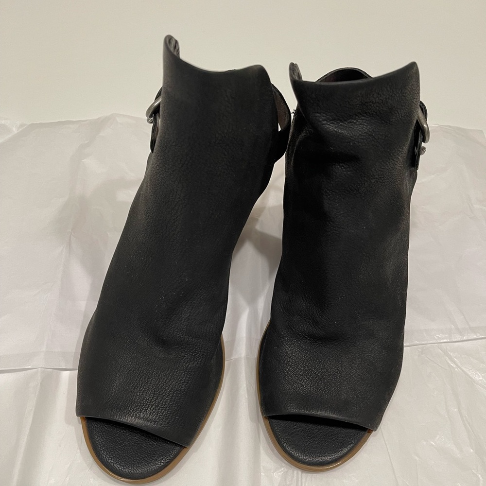 Excellent Condition! Lucky Brand Black Leather Mule